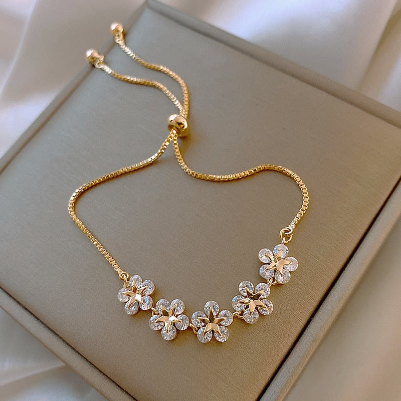 2022 New Design Shinning CZ Flowers Pendant Charm Bracelets for Women Girls Gold Color Metal Floral Bracelet Wedding Jewelry