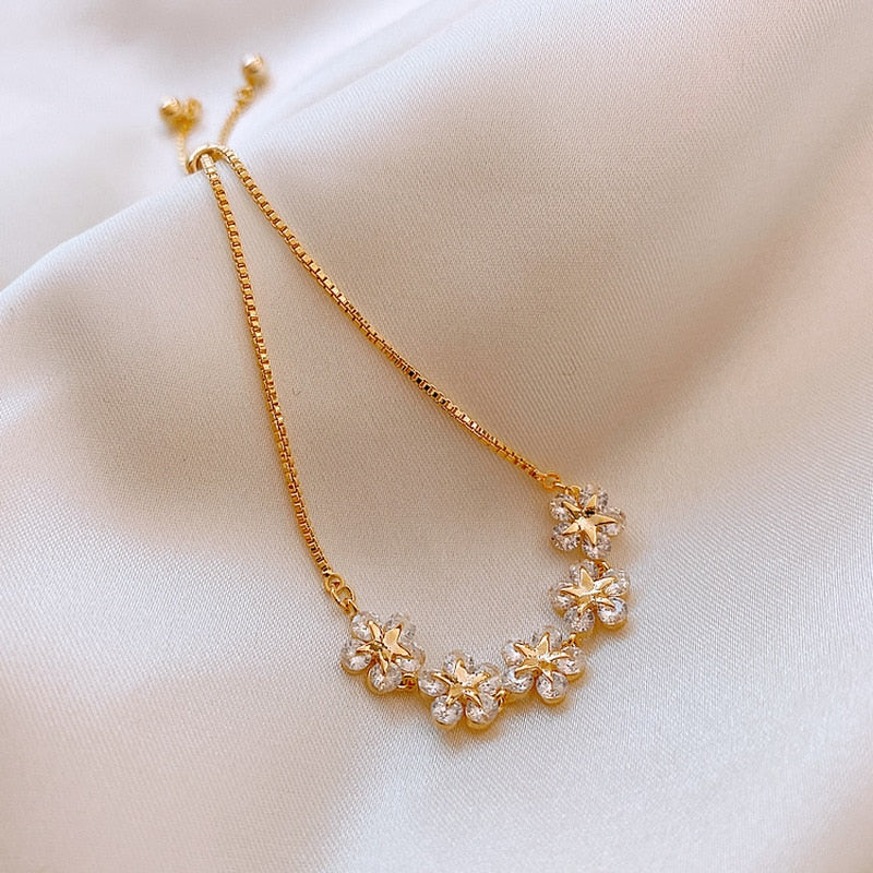 2022 New Design Shinning CZ Flowers Pendant Charm Bracelets for Women Girls Gold Color Metal Floral Bracelet Wedding Jewelry