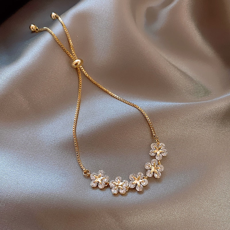 2022 New Design Shinning CZ Flowers Pendant Charm Bracelets for Women Girls Gold Color Metal Floral Bracelet Wedding Jewelry